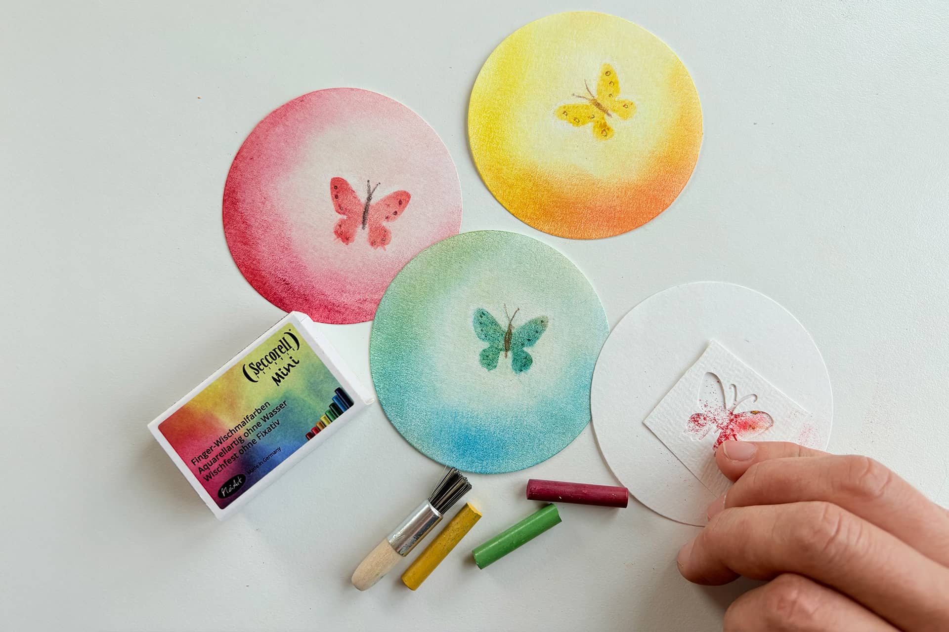 Mini butterflies designed with Seccorell on round cards - delicate color gradients and stencil technique with the Seccorell Mini-Box.