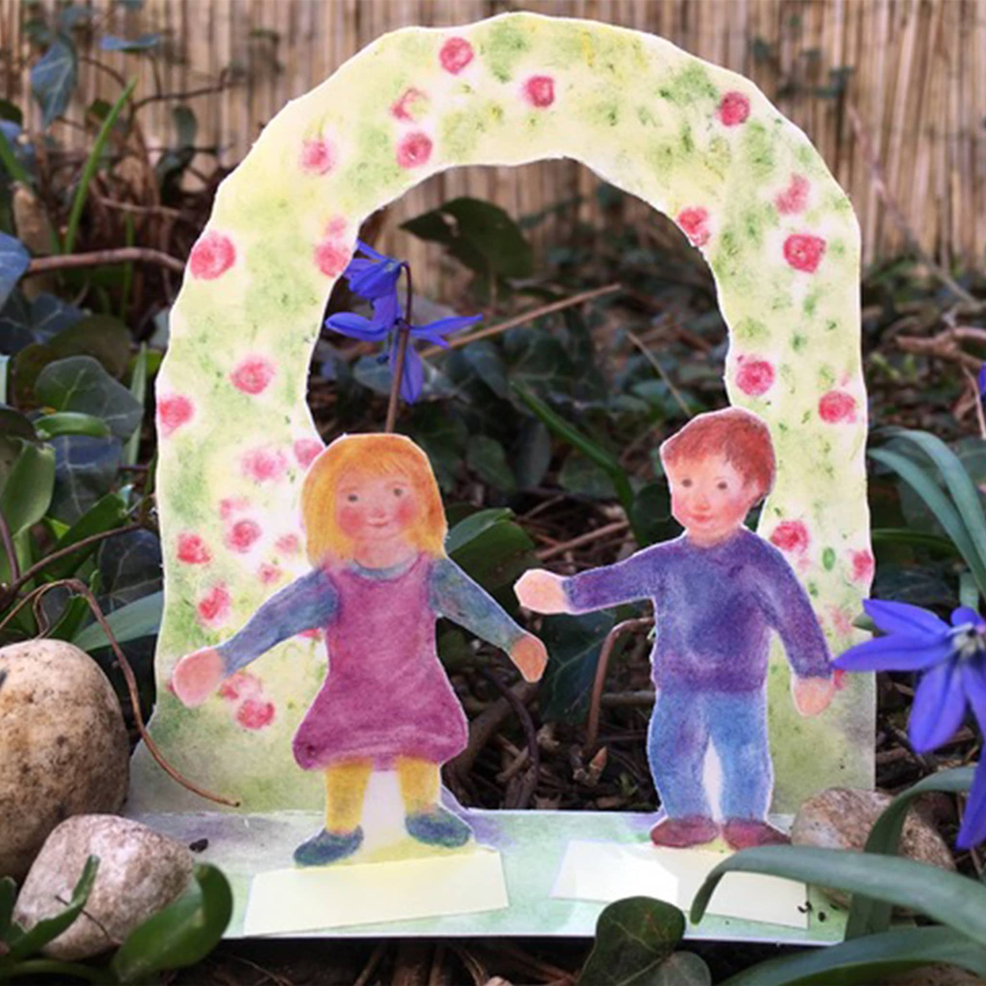 Seccorell Bastelbogen „Rosentor“ fertig gebastelt – dekoratives Rosentor mit Figuren, perfekt für kreative Bastelprojekte für Kinder und Erwachsene