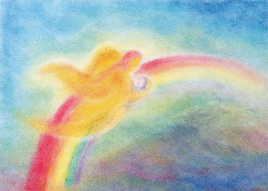 Engelsfigur, die auf einem Regenbogen schwebt, in sanften Farben mit der Seccorell Finger-Wischmaltechnik dargestellt auf der Postkarte „In Liebe getragen“ von Andrea Reiß
