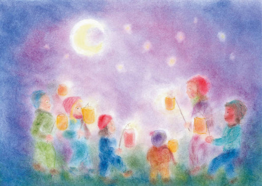 Gruppe von Kindern mit leuchtenden Laternen unter dem Nachthimmel, dargestellt in der Seccorell Finger-Wischmaltechnik auf der Postkarte „Laternenumzug“ von Andrea Reiß.