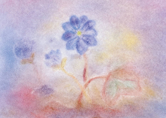 Zarte Leberblümchen-Blüte in Pastelltönen, gestaltet in der Seccorell Finger-Wischmaltechnik auf der Postkarte „Leberblümchen“ von Andrea Reiß.