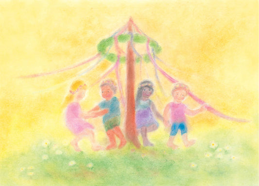 Fröhliche Kinder tanzen um einen geschmückten Maibaum in einer hellen Frühlingslandschaft, gestaltet in der Seccorell Finger-Wischmaltechnik auf der Postkarte „Maitanz“ von Andrea Reiß.