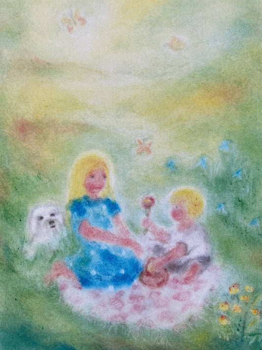 Seccorell Postkarte "Picknick" zeigt eine idyllische Szene mit zwei Kindern und ihrem Hund, umgeben von der Ruhe der Natur, illustriert mit Seccorell-Farben.