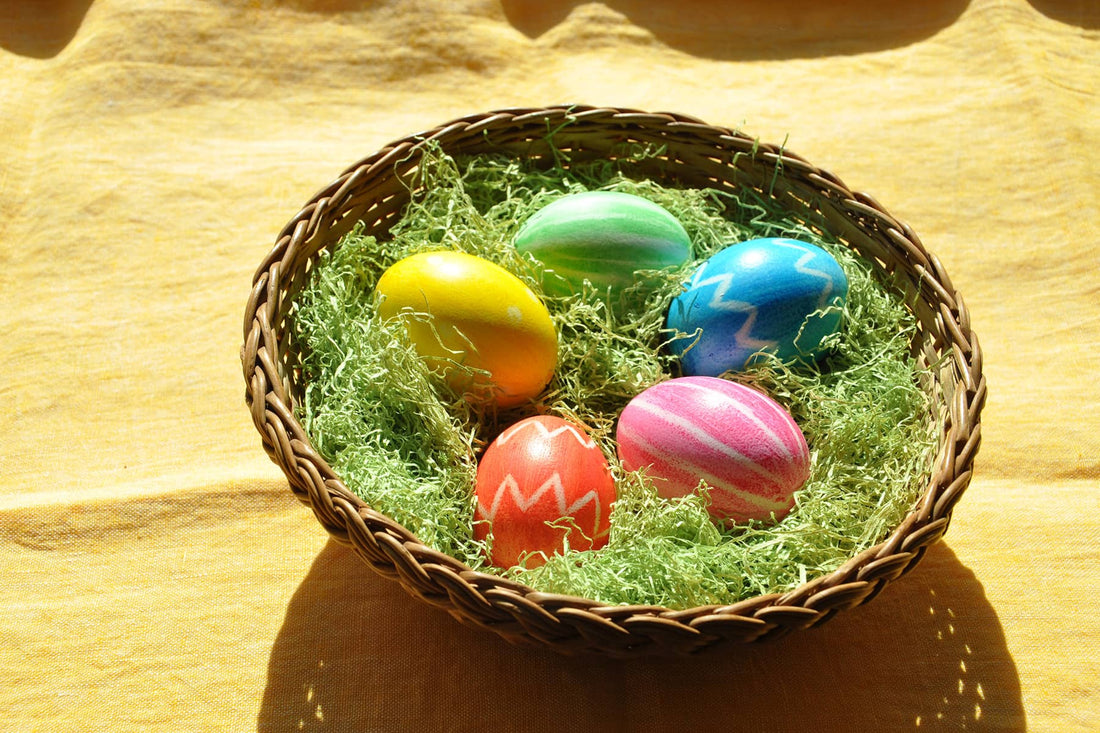 Ein Bild von mit Seccorell-Farben gefärbten Ostereiern, die in einem Weidenkörbchen in Ostergras platziert sind.