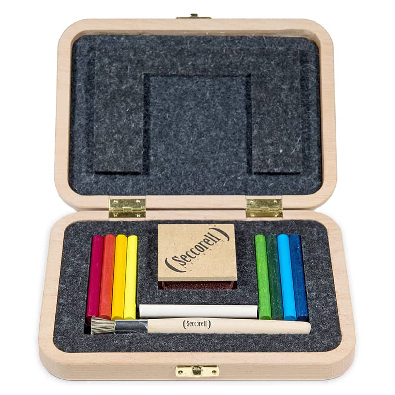 Geöffnete Holzbox mit den 8 Grundfarben der Seccorell Farben.