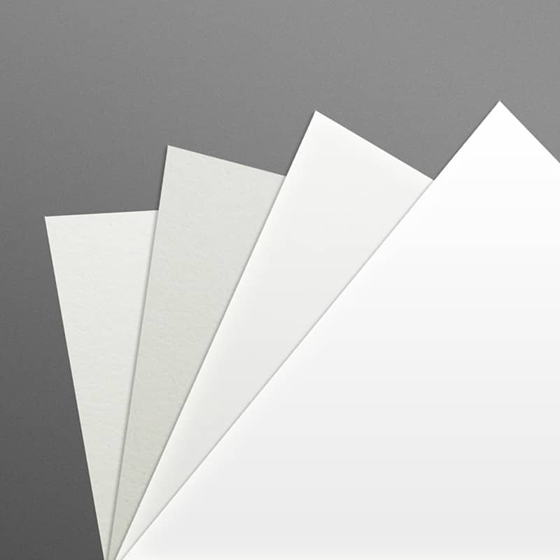 Auf dem Bild sind vier verschiedene Blätter Papier für die Verwendung mit Seccorell-Farben zu sehen.