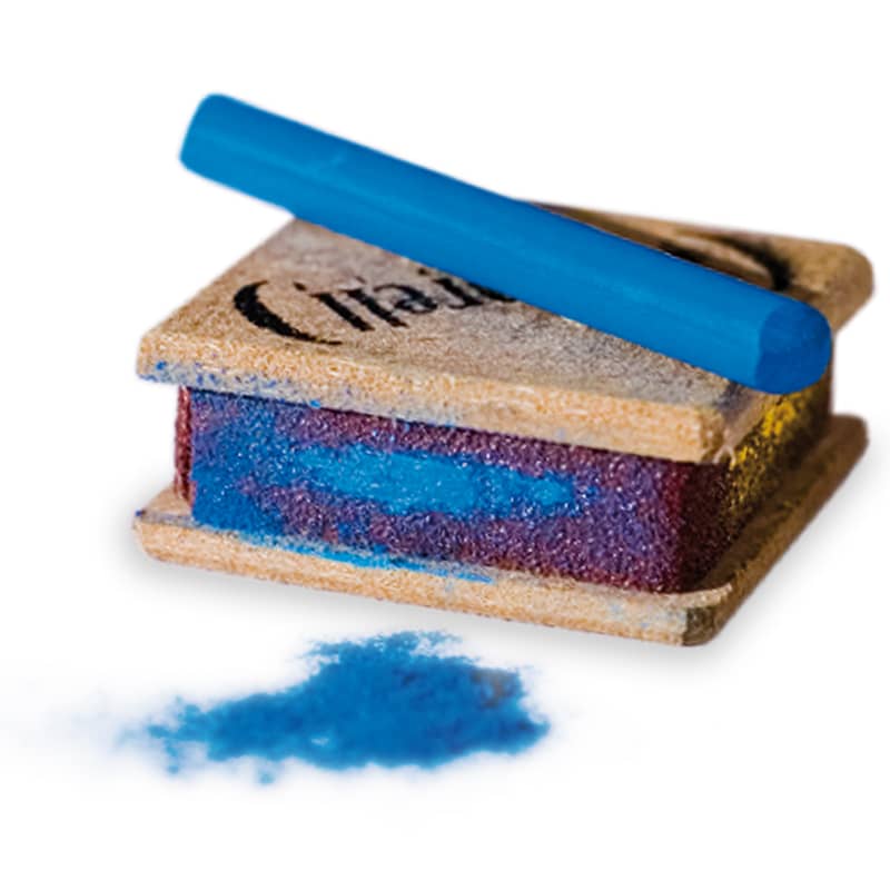 Seccorell Reibeblock mit blauem Farbstift und geriebenem Farbpulver. Selbst-Erzeugung von individuellen Farbmengen ist möglich.