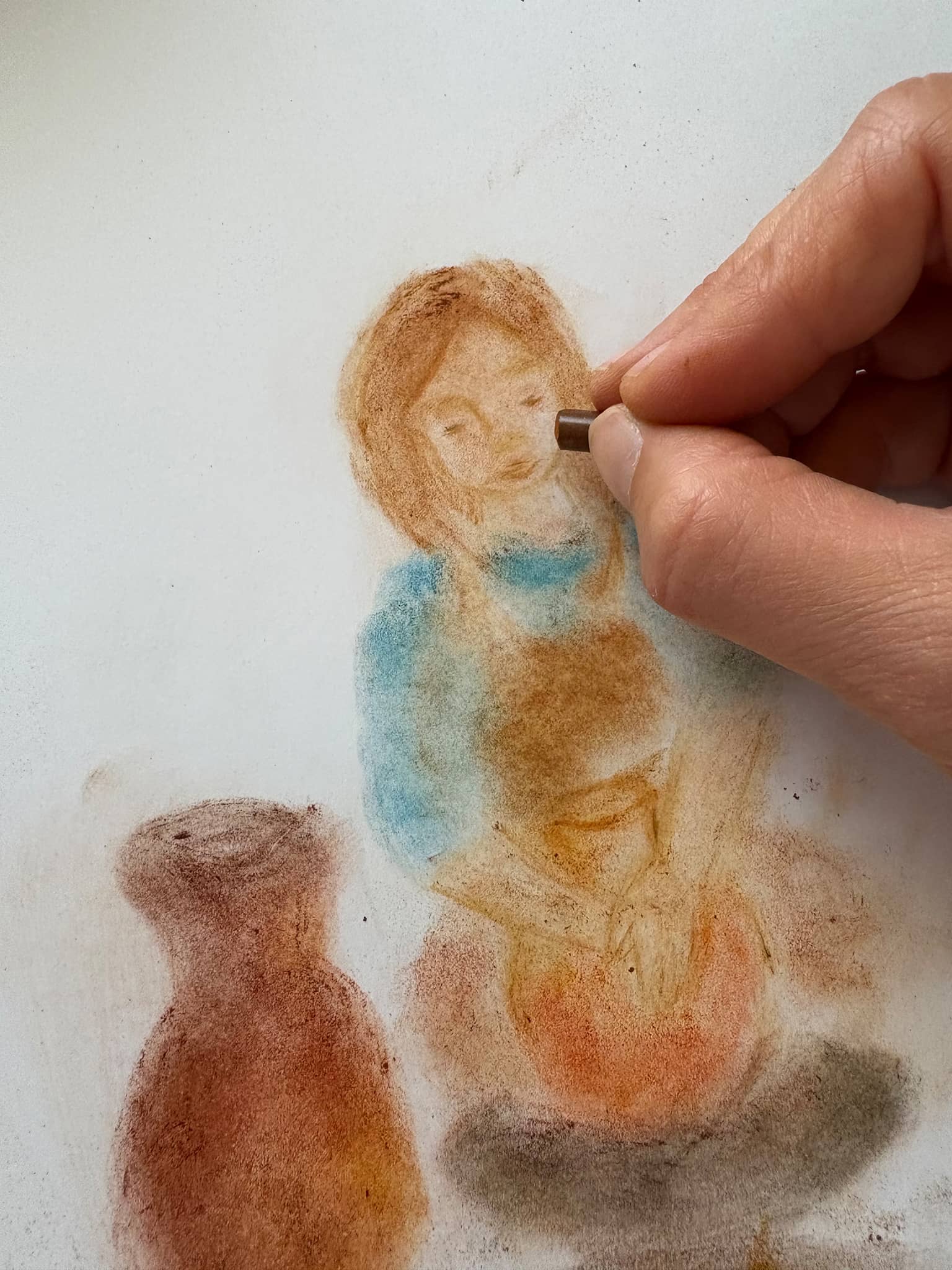 Feinste Gesichtszüge der Töpferin werden mit angespitztem Seccorell-Farbstäbchen ergänzt – für ausdrucksstarke Details in der Handwerkerepoche.