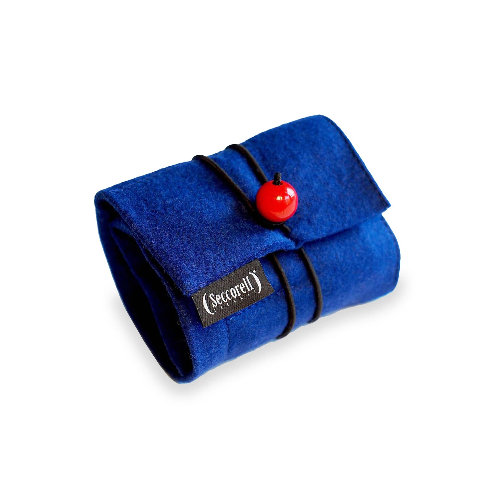 Seccorell Filz-Rolltasche in Blau mit Gummikordel und roter Holzperle, inklusive Farbstäbchen, Reibeblock, Naturbürste und Zubehörfach.