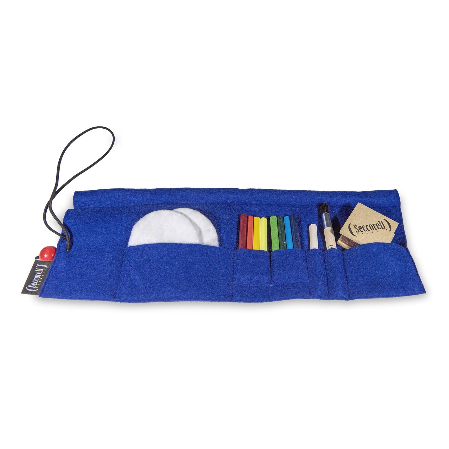 Seccorell Filz-Rolltasche geöffnet in Blau mit Gummikordel und roter Holzperle, inklusive Farbstäbchen, Reibeblock, Naturbürste und Zubehörfach.