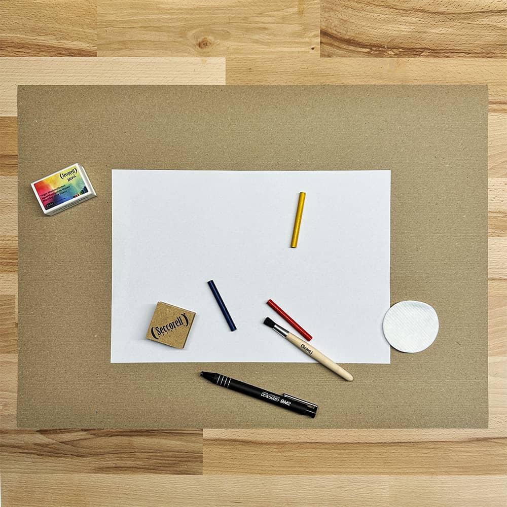 Vorbereiteter Arbeitsplatz für die Finger-Wischmaltechnik mit Seccorell Wischmalfarben und Werkzeugen.