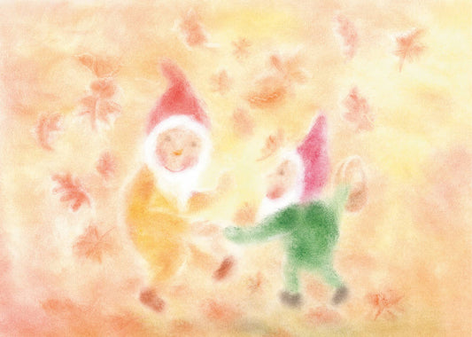 Verspielte Seccorell-Postkarte "Blättertanz" mit tanzenden Zwergen in herbstlichen Farbtönen, kreiert ohne Wasser oder Fixativ.