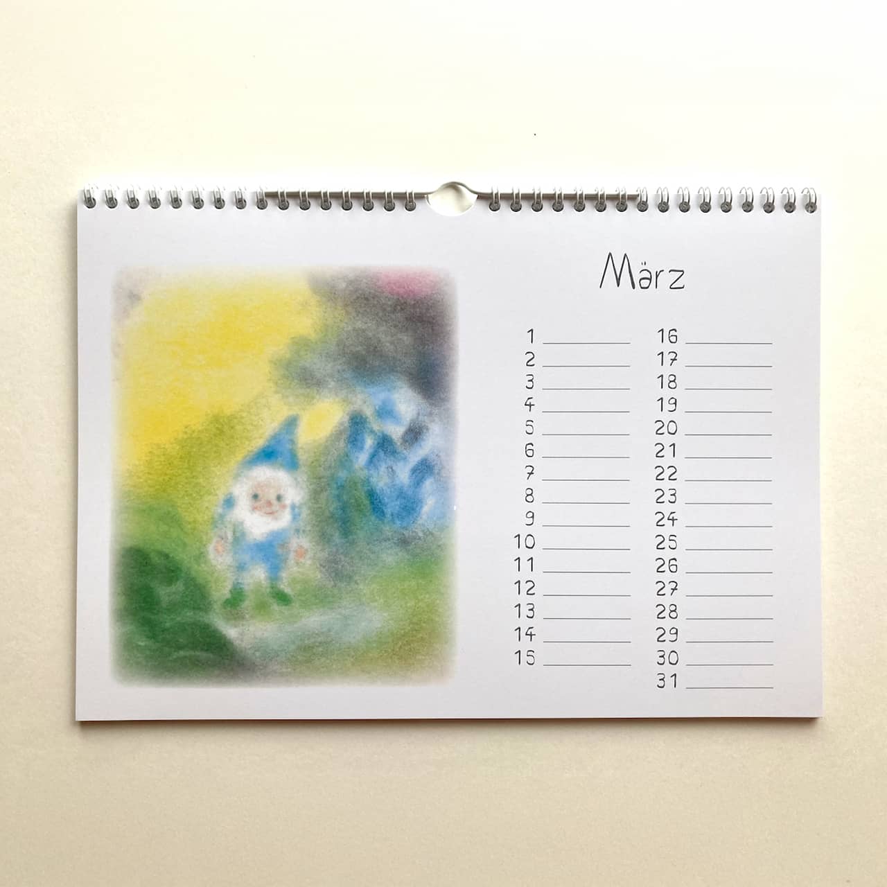 Zwergenkalender Märzblatt mit Seccorell gemalt – frühlingshafte Szene mit blauem Zwerg vor Bergkulisse, zart verwischte Farben.