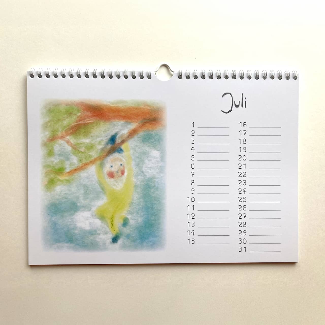 Zwergenkalender Juli mit fröhlichem Zwerg im Baum – sommerliche Szene in sanften Seccorell-Farben kreativ gestaltet.