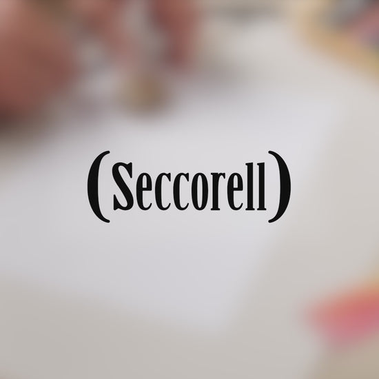 Video zur Anwendung der Seccorell Finger-Wischmaltechnik mit Farbstäbchen, Bürste und Reibefläche.